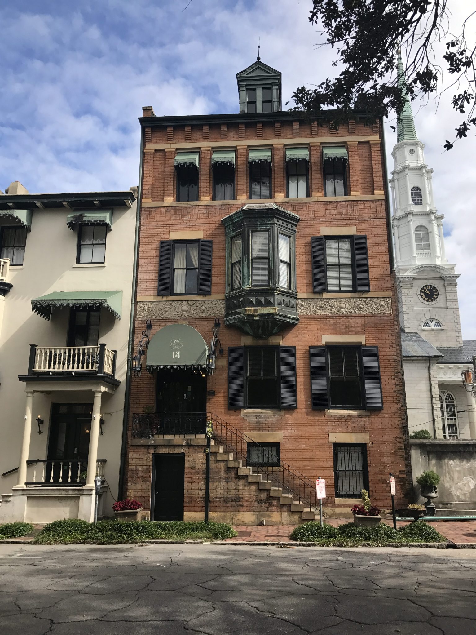 Parking Foley House Inn