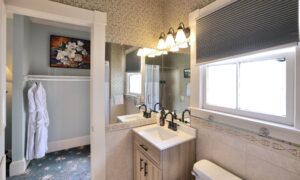 207 Hammersmith Farm Private Bathroom