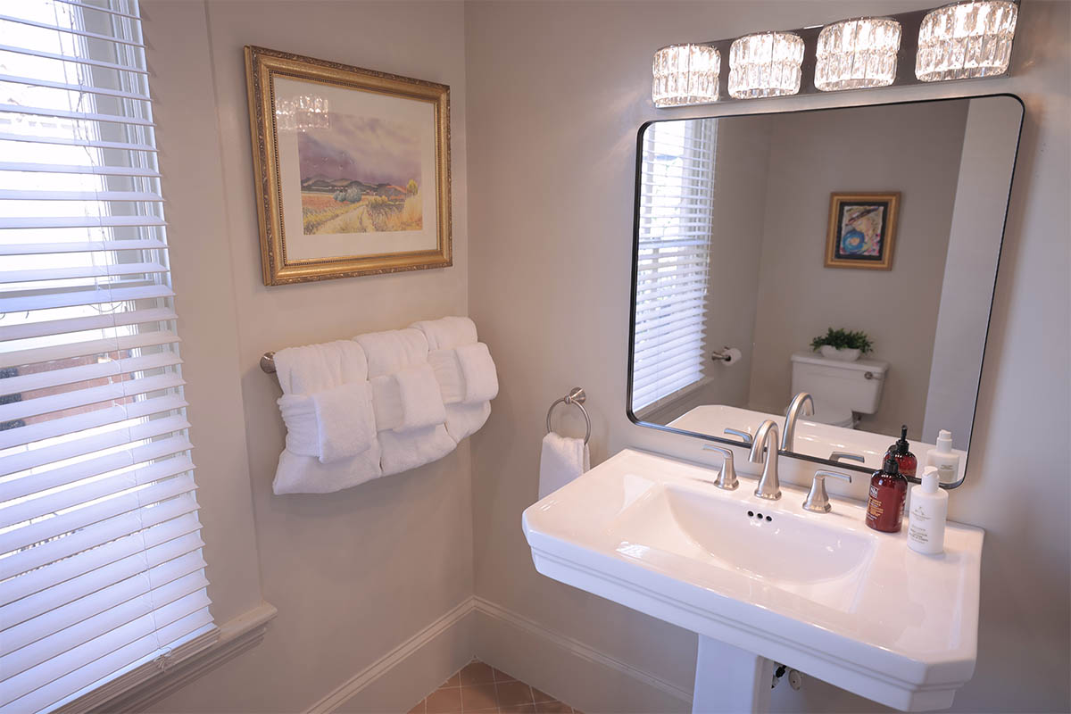 305 Nottingham bathroom