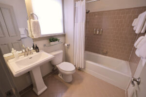 307 Bennington bathroom